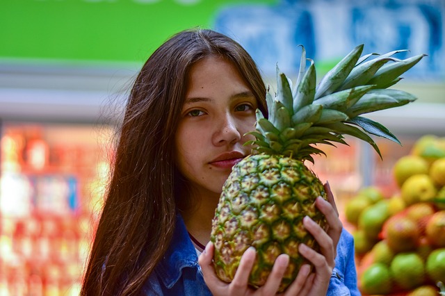 mulher jovem no supermercado usando o benefício alimentação